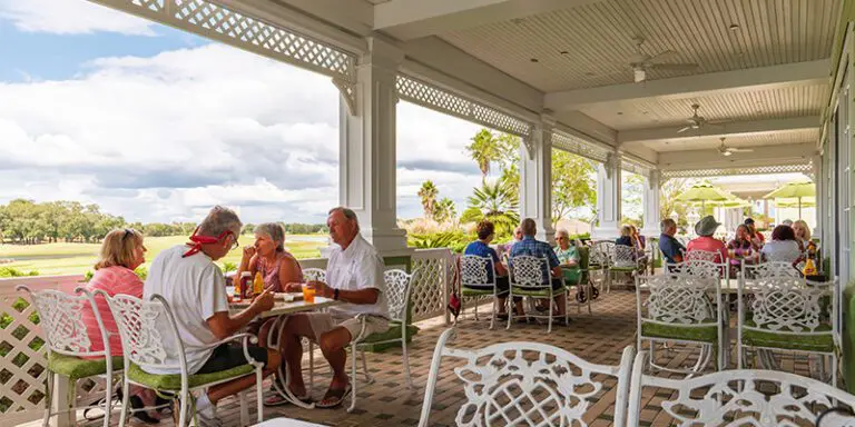 mallory-hill-country-club-restaurant-outdoor-seating