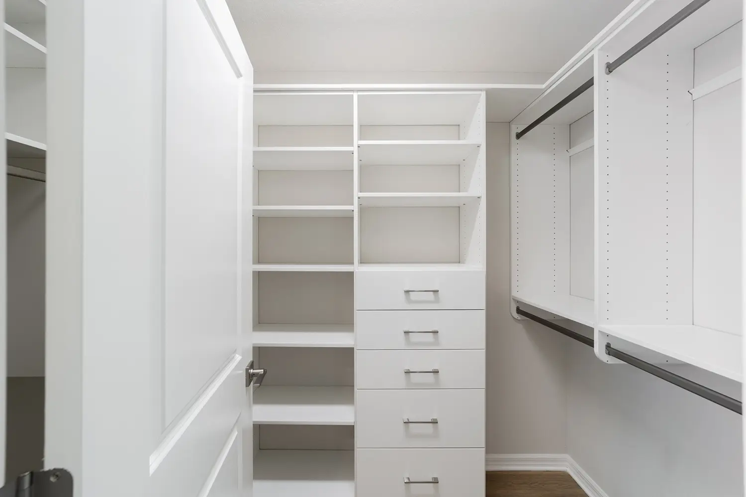 cottage-pebble-beach-closet