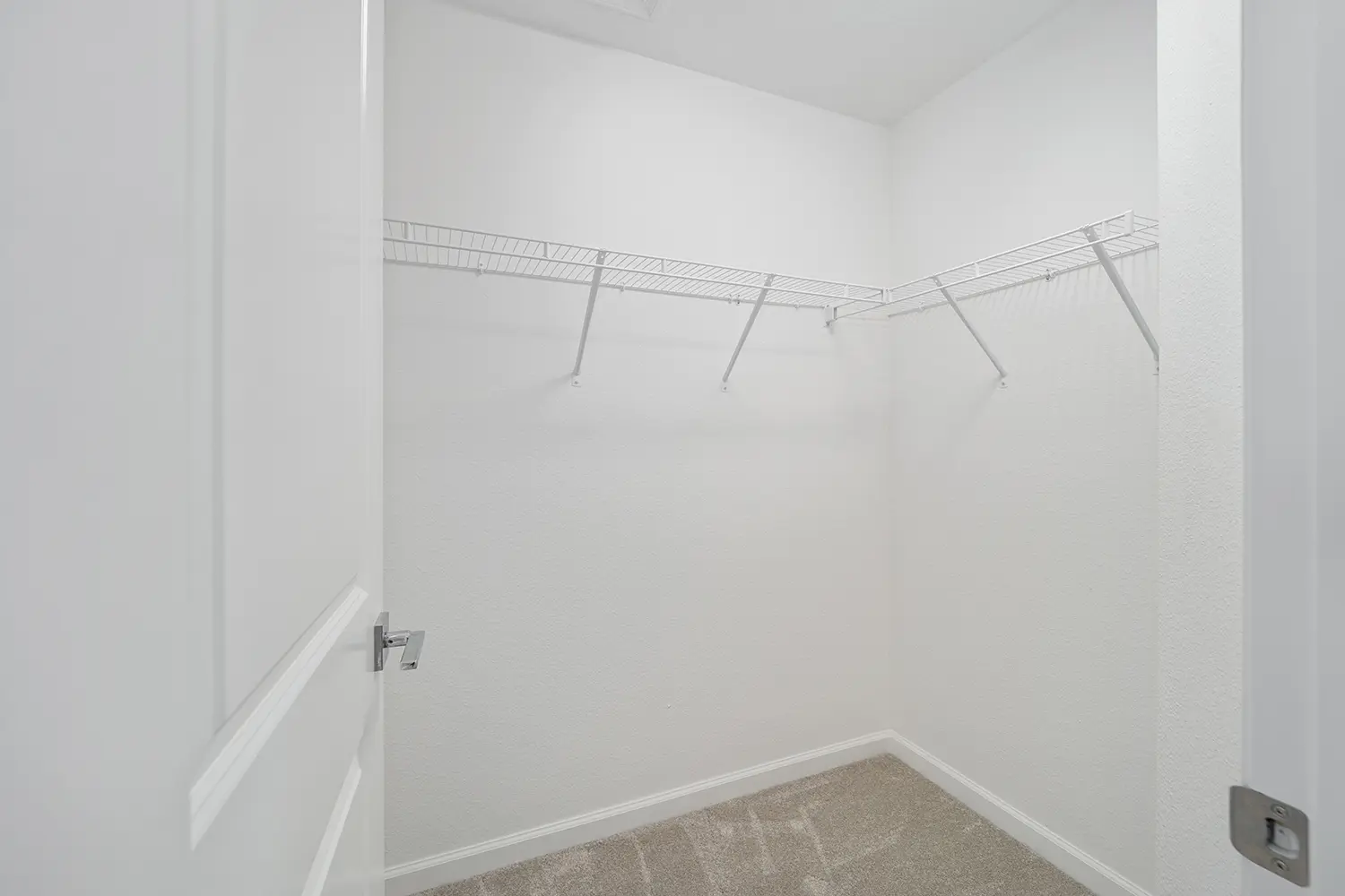 courtyard-villa-charlotte-bedroom-closet-21