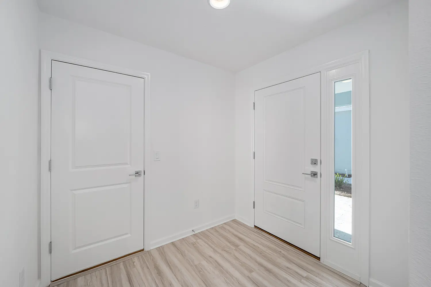 courtyard-villa-charlotte-interior-front-door-5