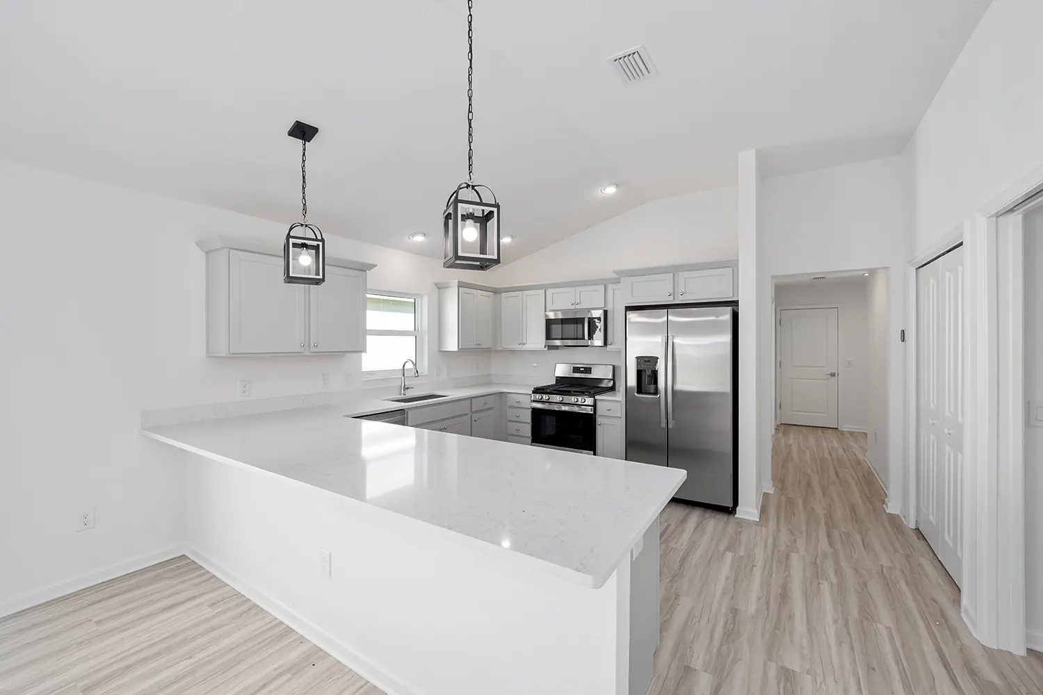 courtyard-villa-charlotte-kitchen-bar-11