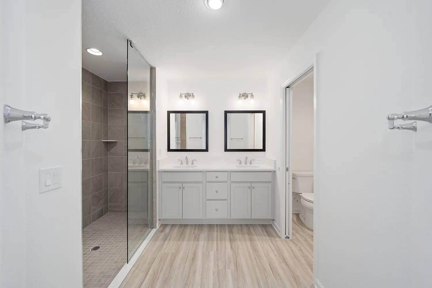 courtyard-villa-charlotte-master-bathroom-19