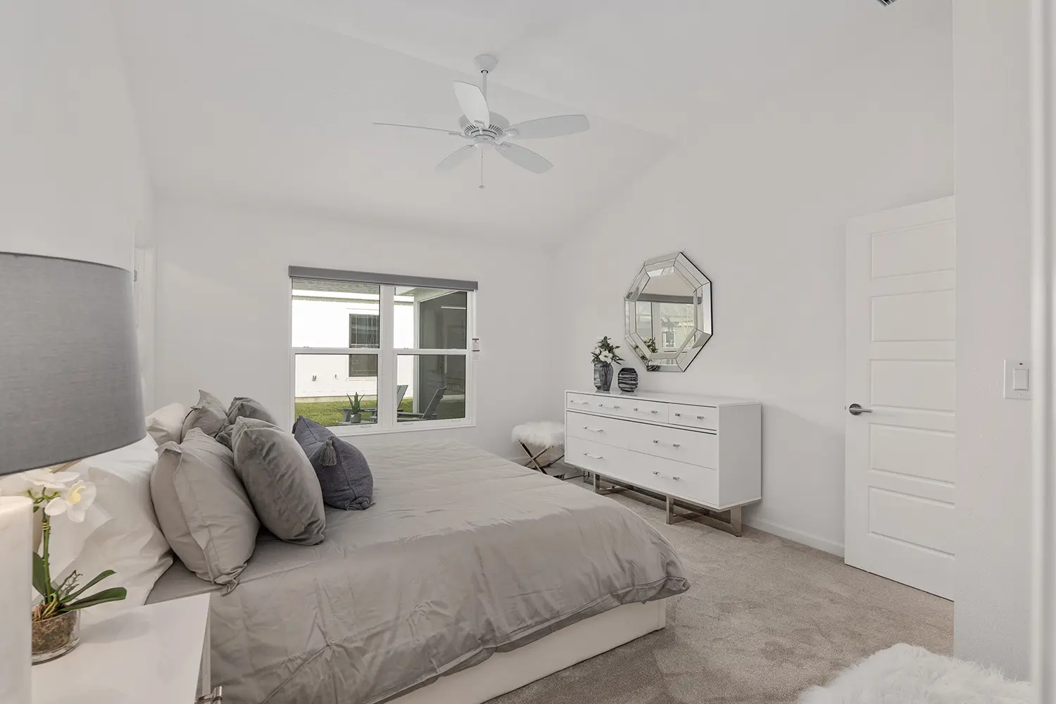 designer-eagle-street-of-dreams-bedroom-furnished-4