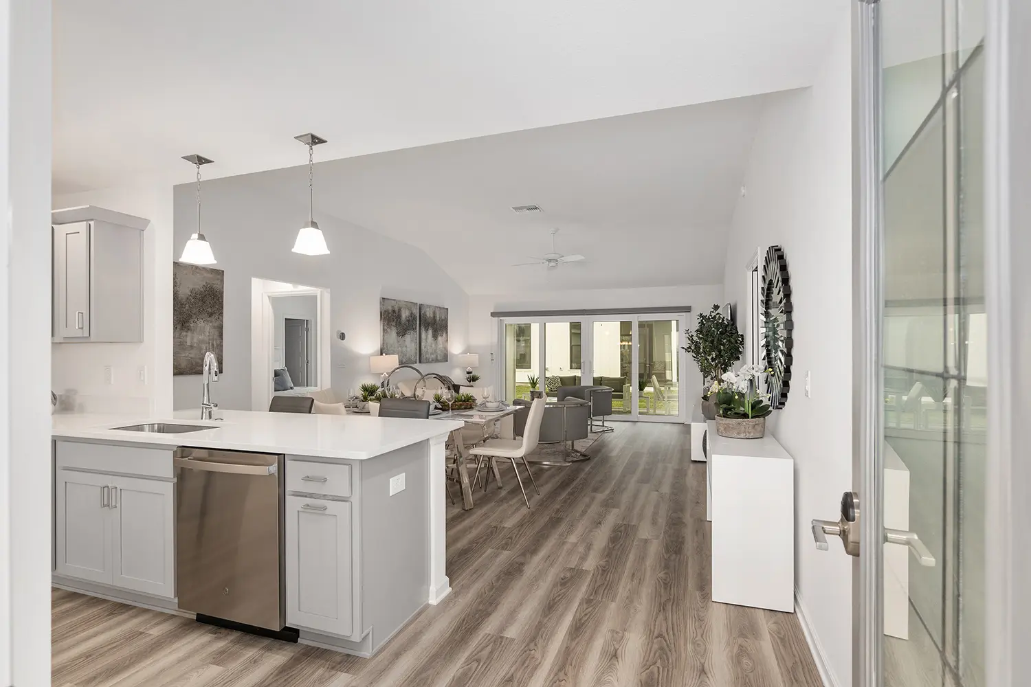 designer-eagle-street-of-dreams-entry-kitchen