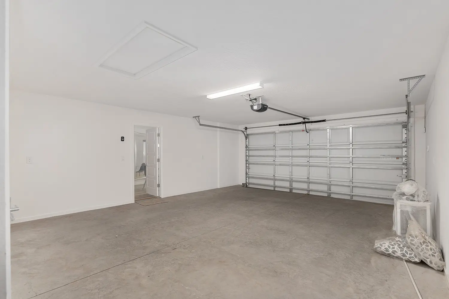 designer-eagle-street-of-dreams-interior-garage-1