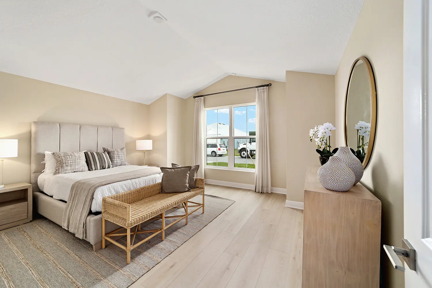 designer-kingbird-street-of-dreams-bedroom-furnished-4