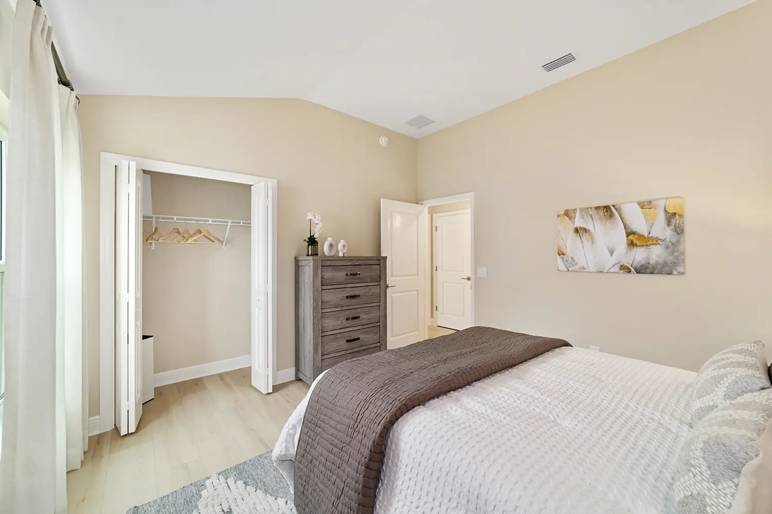 designer-kingbird-street-of-dreams-bedroom-furnished-5