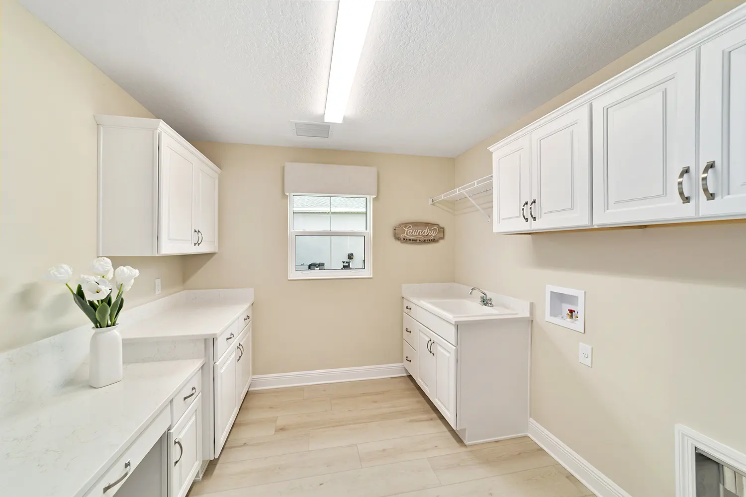 designer-kingbird-street-of-dreams-laundry-room