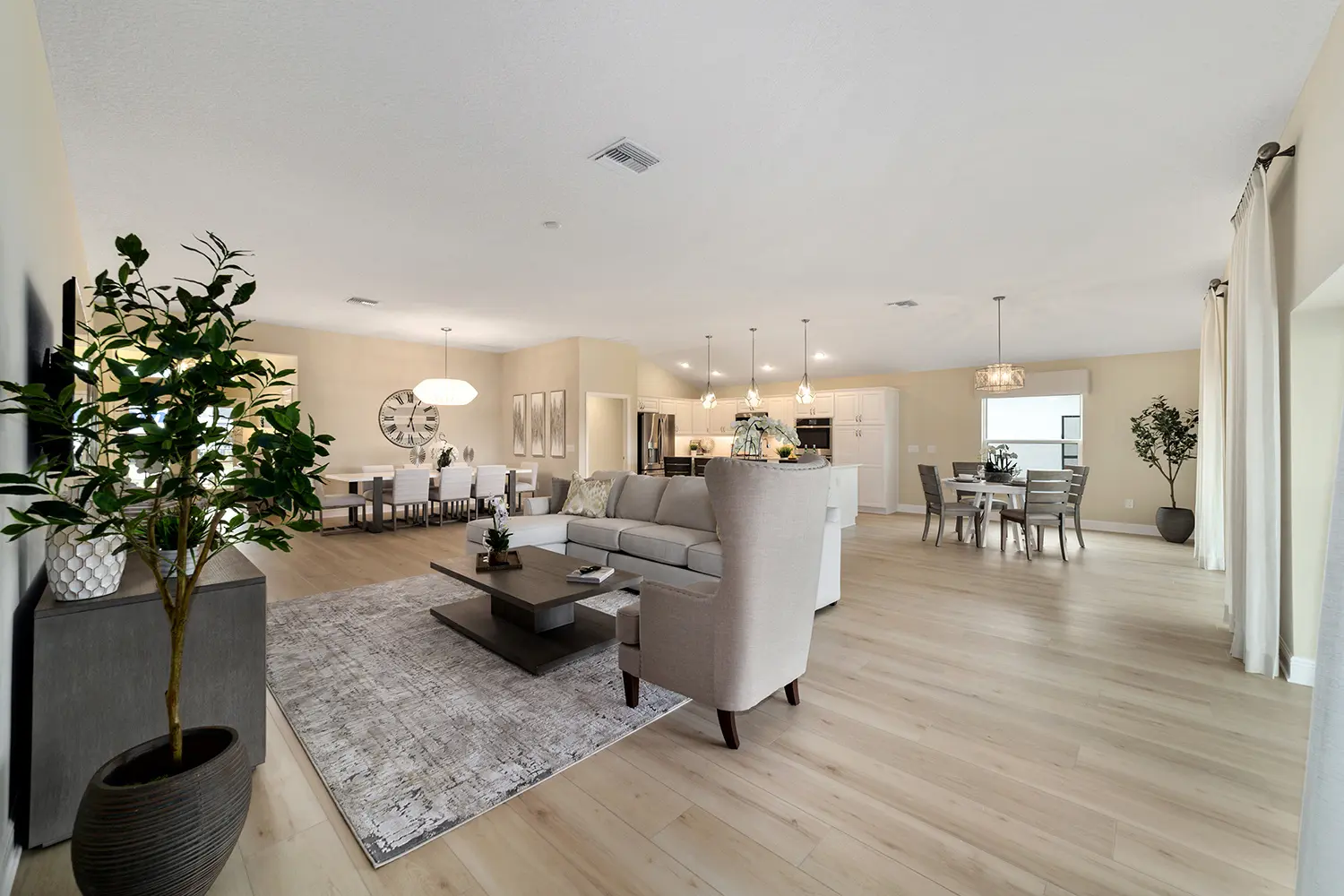 designer-kingbird-street-of-dreams-living-room-furnished-4