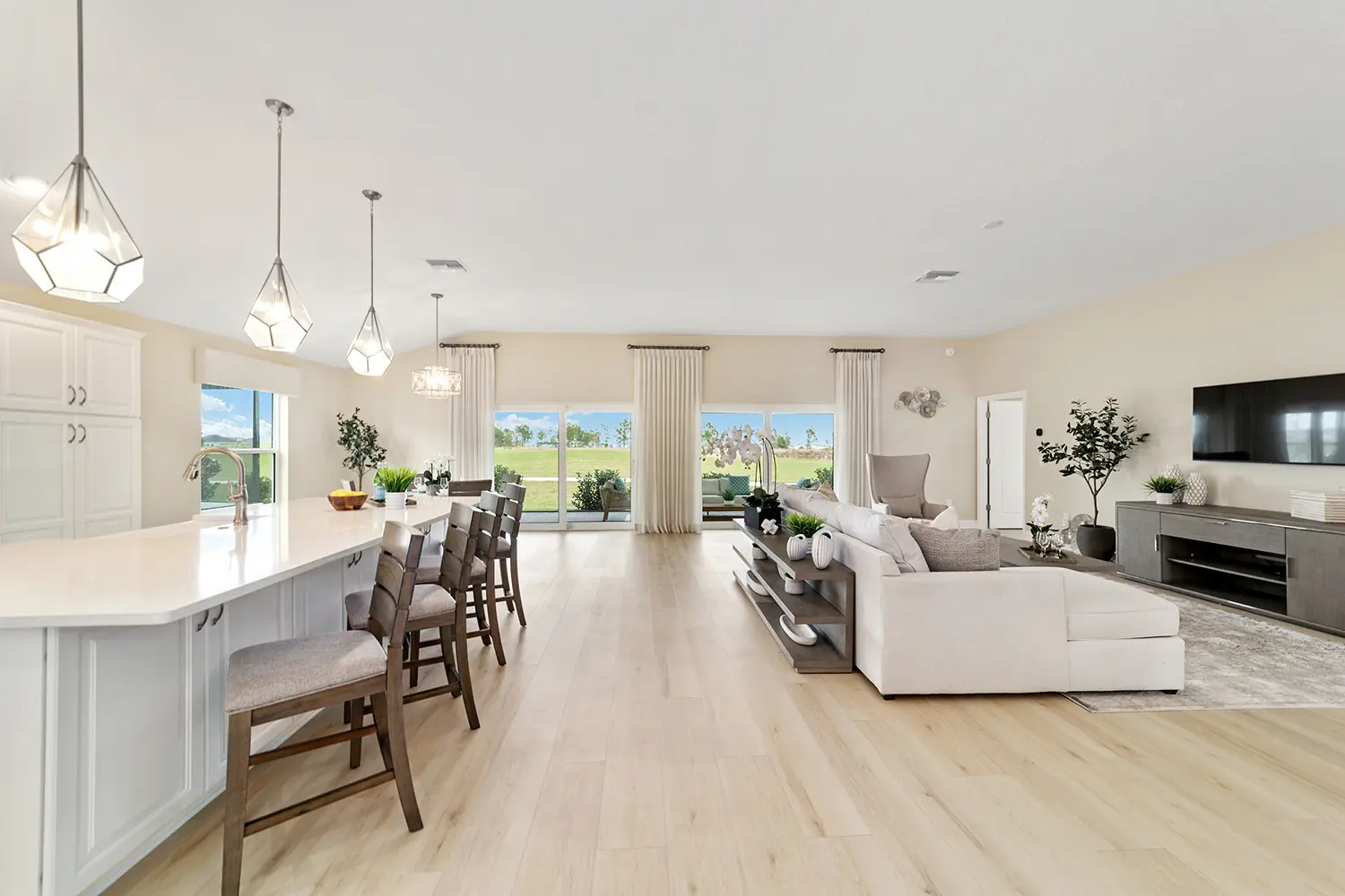 designer-kingbird-street-of-dreams-living-room-kitchen-1