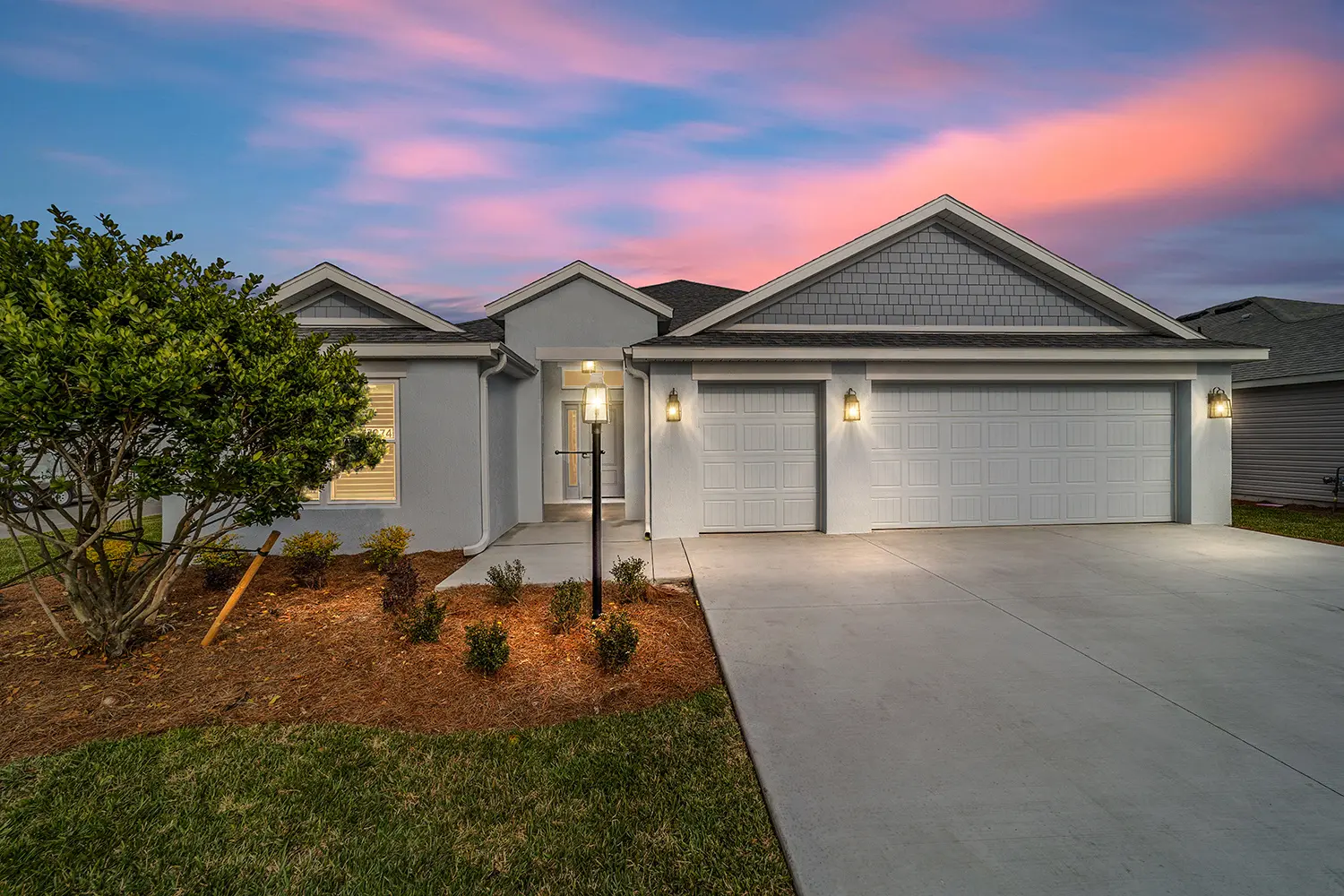 designer-mockingbird-street-of-dreams-exterior-front-sunset