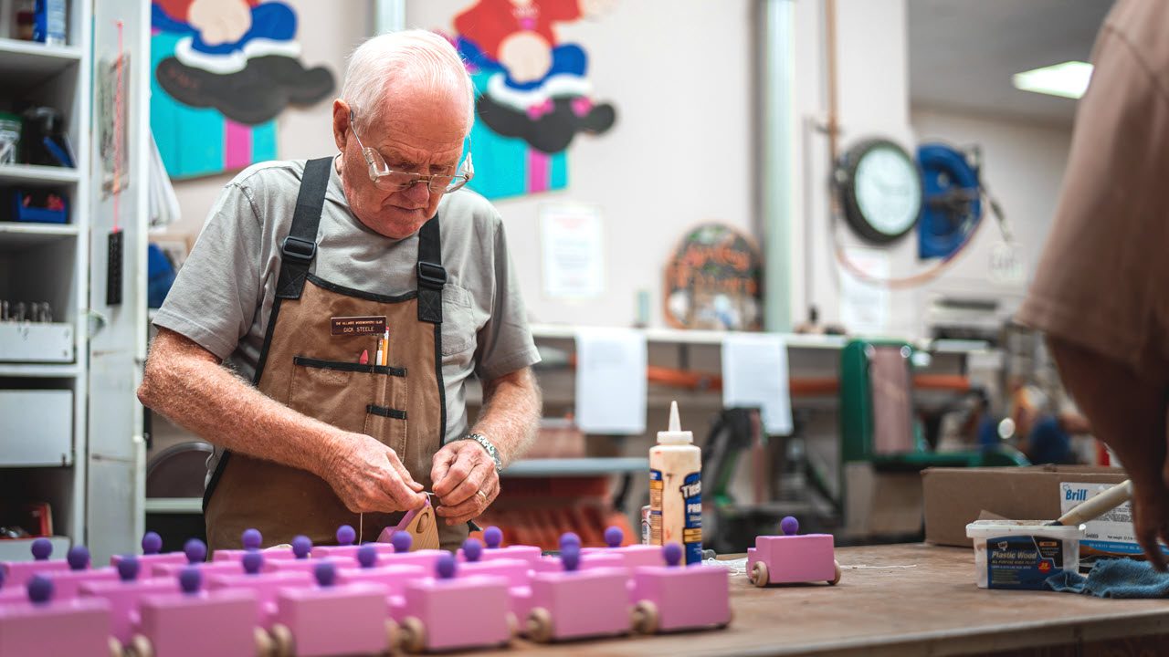 recreation-woodshop-elves-toy-train