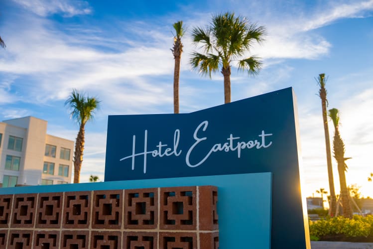 hotel-eastport-palm-tree-install-22